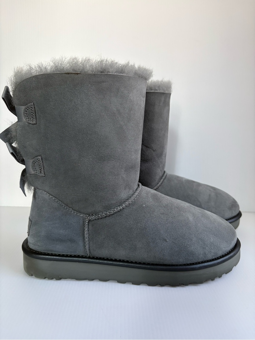 UGG Bailey Bow II Women's Boot  Gray Color Size 9 EUC